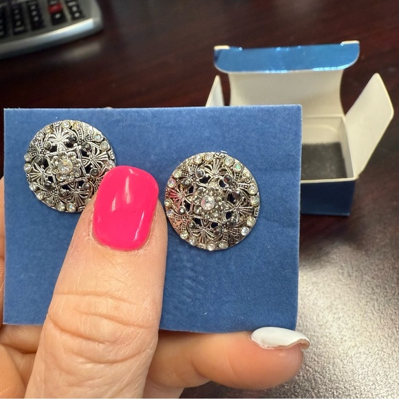 Avon Medallion Silvertone Filigree Earrings NIB 2005 vintage - Picture 2 of 5